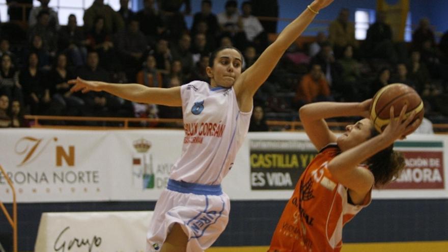 La orensana Bárbara Lamelo intenta taponar un lanzamiento de Carla Agulló, del Zamarat