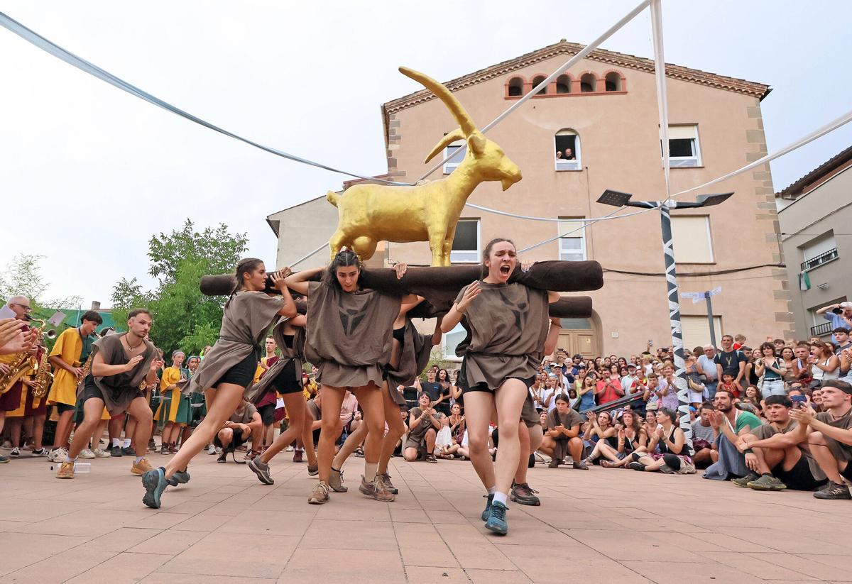 Les millors imatges de la cercavila de la Cabra d'Or, a Moià