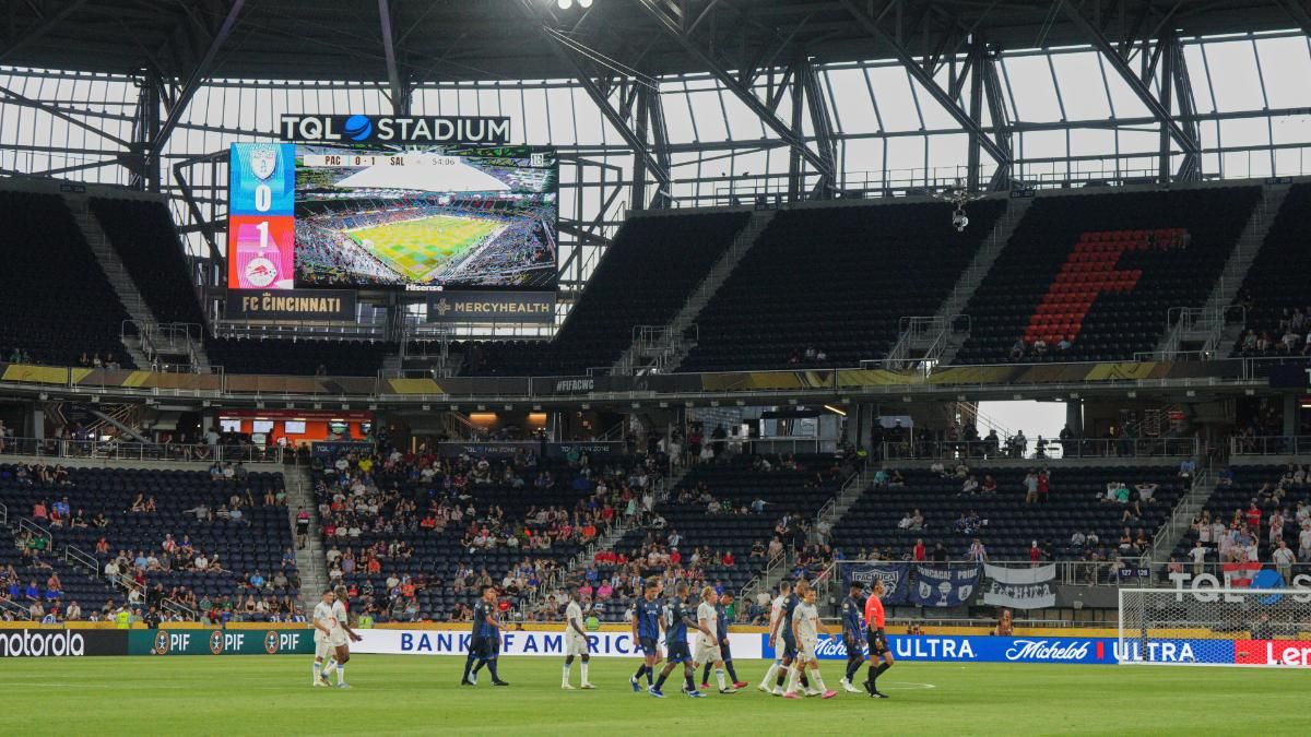 Los jugadores de Pachuca y Salzburgo abandonan el campo por la lluvia inminente