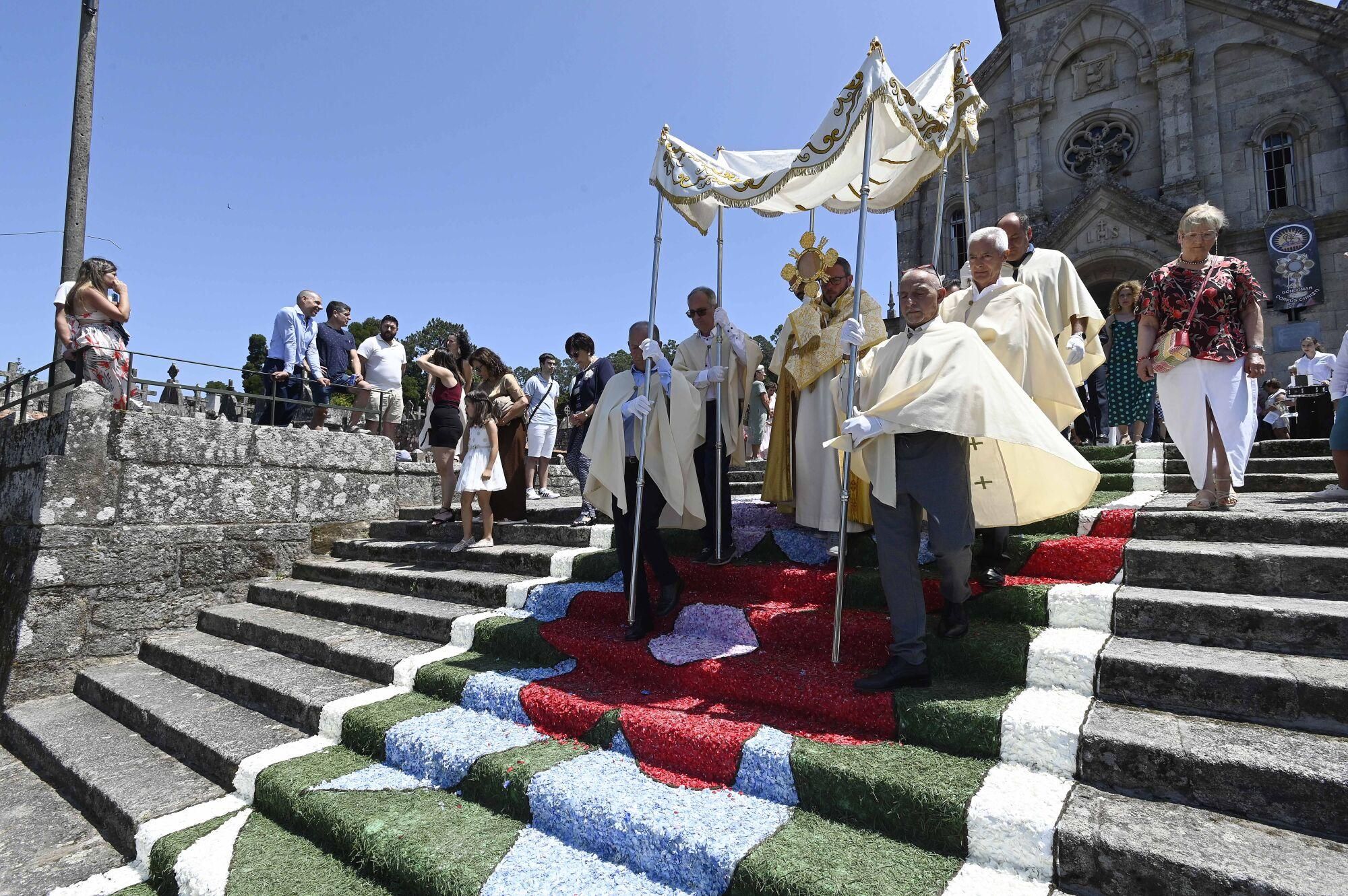 Los más de mil alfombristas de Gondomar desplegaron imaginación
con diseños tan curiosos como un retrato de David Bowie
