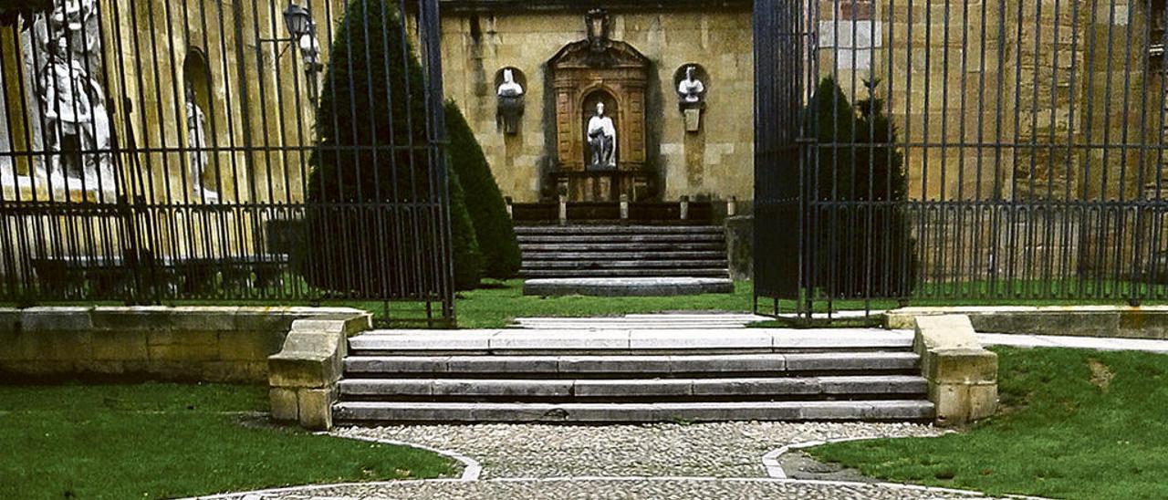 Alfombra de guijarros a la entrada del jardín de los Reyes Caudillos.