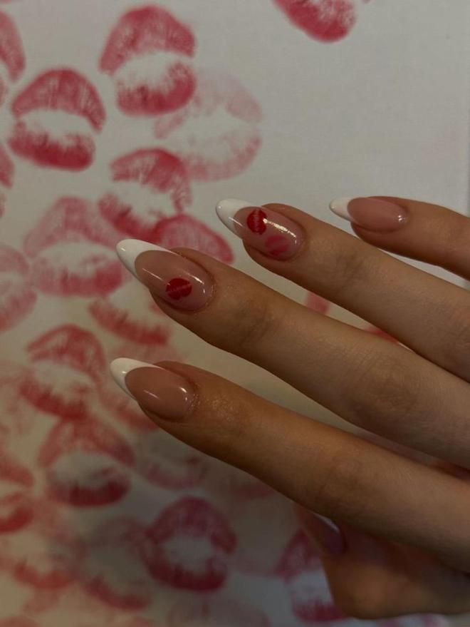 MANICURA FRANCESA DETALLE BESOS