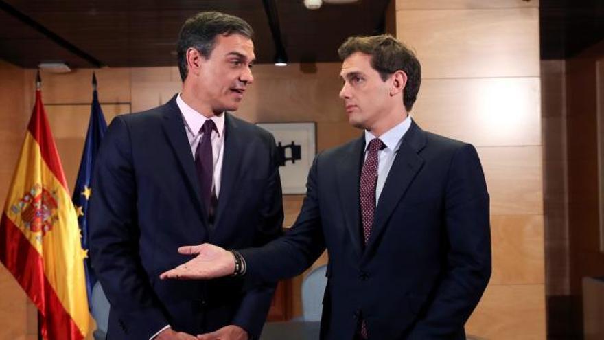 Rivera tras el encuentro con Sánchez: "Estamos en la oposición y no apoyaremos esta investidura"