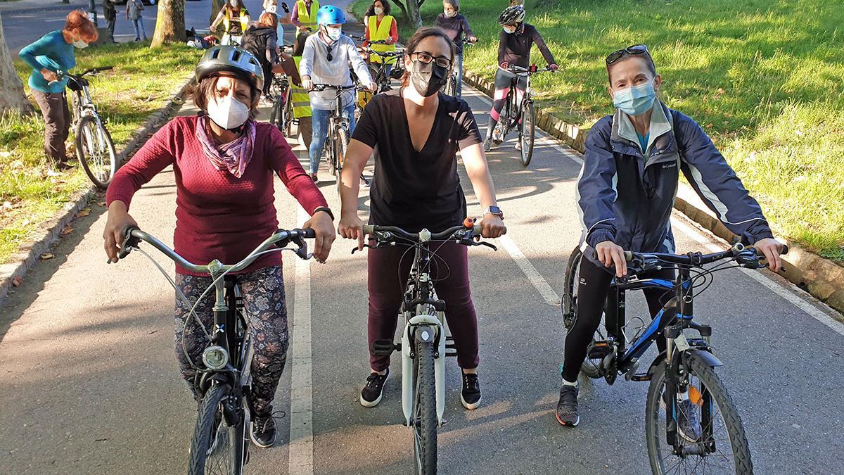 Mujeres participantes en el curso para aprender a andar en bici