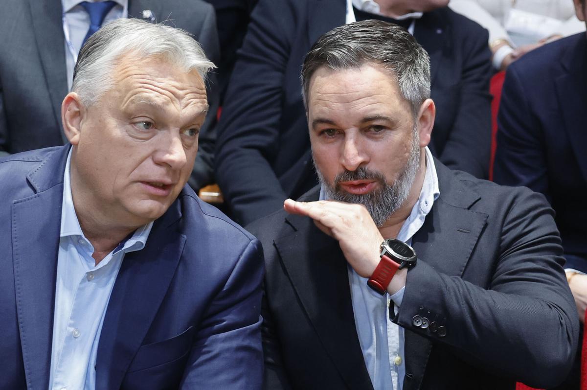 MADRID, 08/02/2025.- El presidente de Vox, Santiago Abascal (d), conversa con el primer ministro húngaro, Viktor Orbán este sábado durante la primera cumbre en Madrid de Patriotas, alianza de la extrema derecha europea. EFE/ Sergio Pérez
