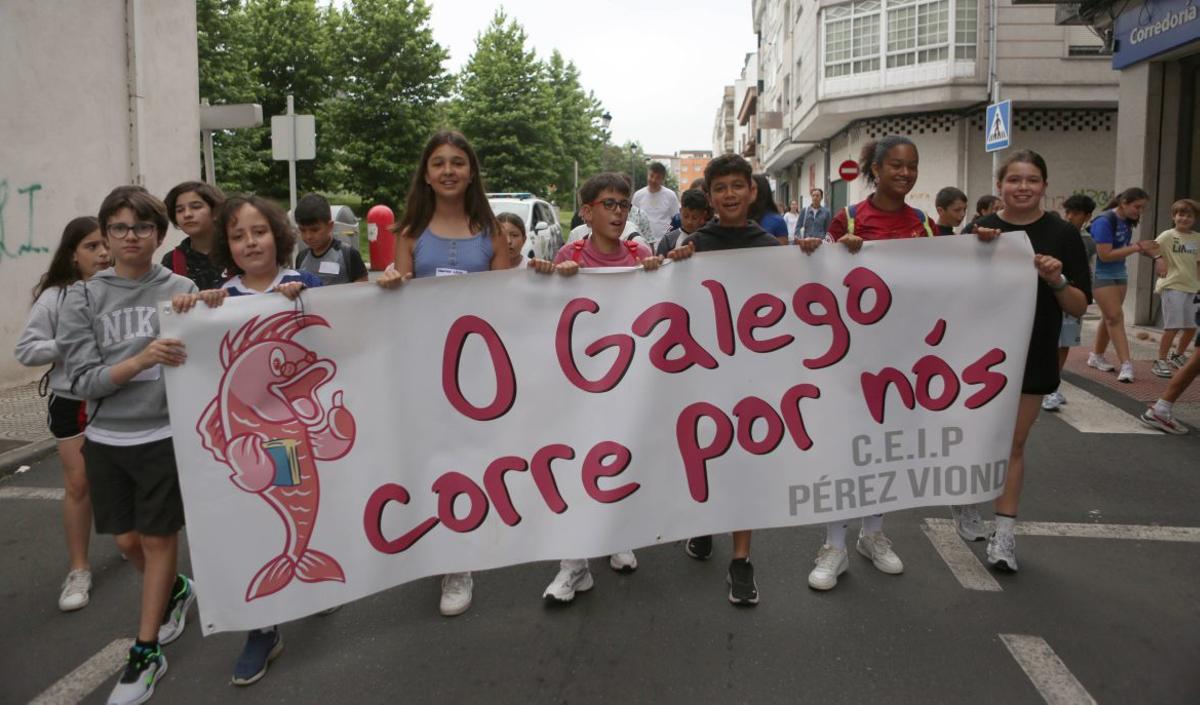 Pancarta do CEIP Pérez Viondi da Estrada. | BERNABÉ/AMANDA CASTRO