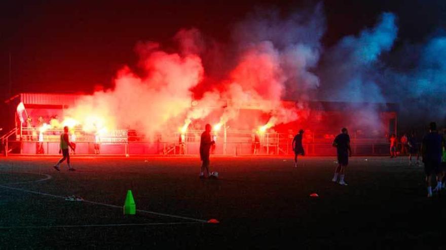 Los aficionados del Avilés Stadium animan con bengalas.