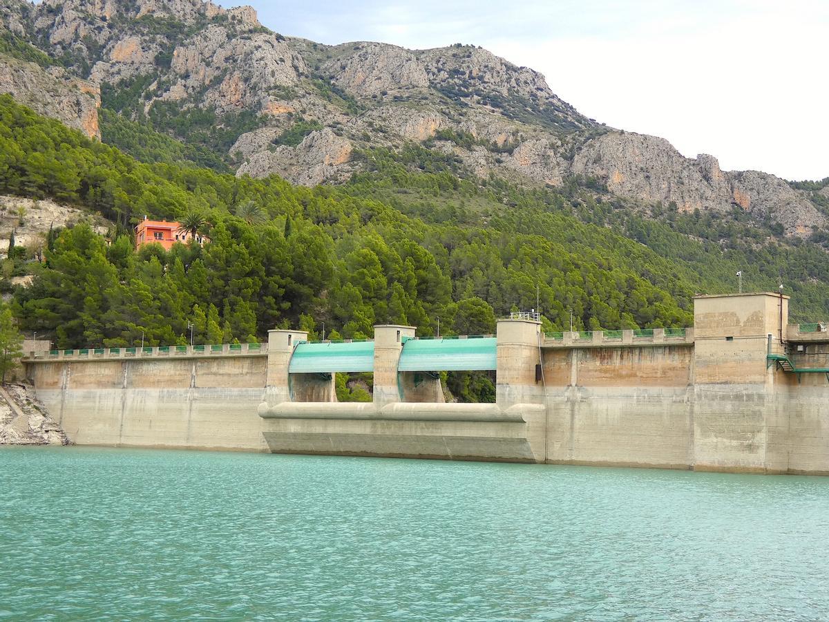 Detalle de la presa de Guadalest.