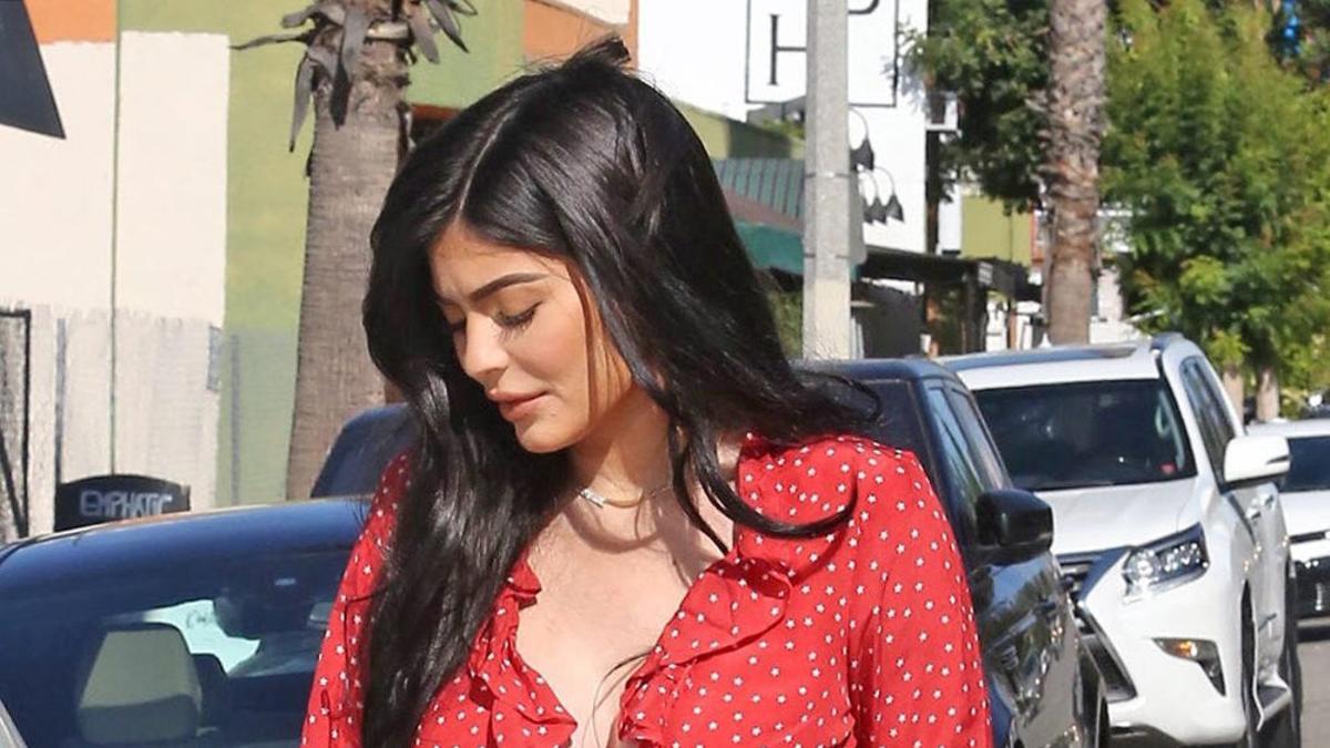 Pero Kylie es la única que se ha comprado el original, y se lo ha puesto para salir a almorzar en Los Ángeles... aunque el viento le ha jugado una mala pasada
