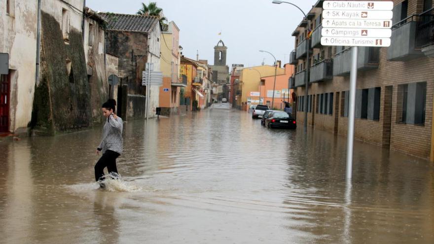 El carrer Sant Sebastià, inundat a Sant Pere Pescador