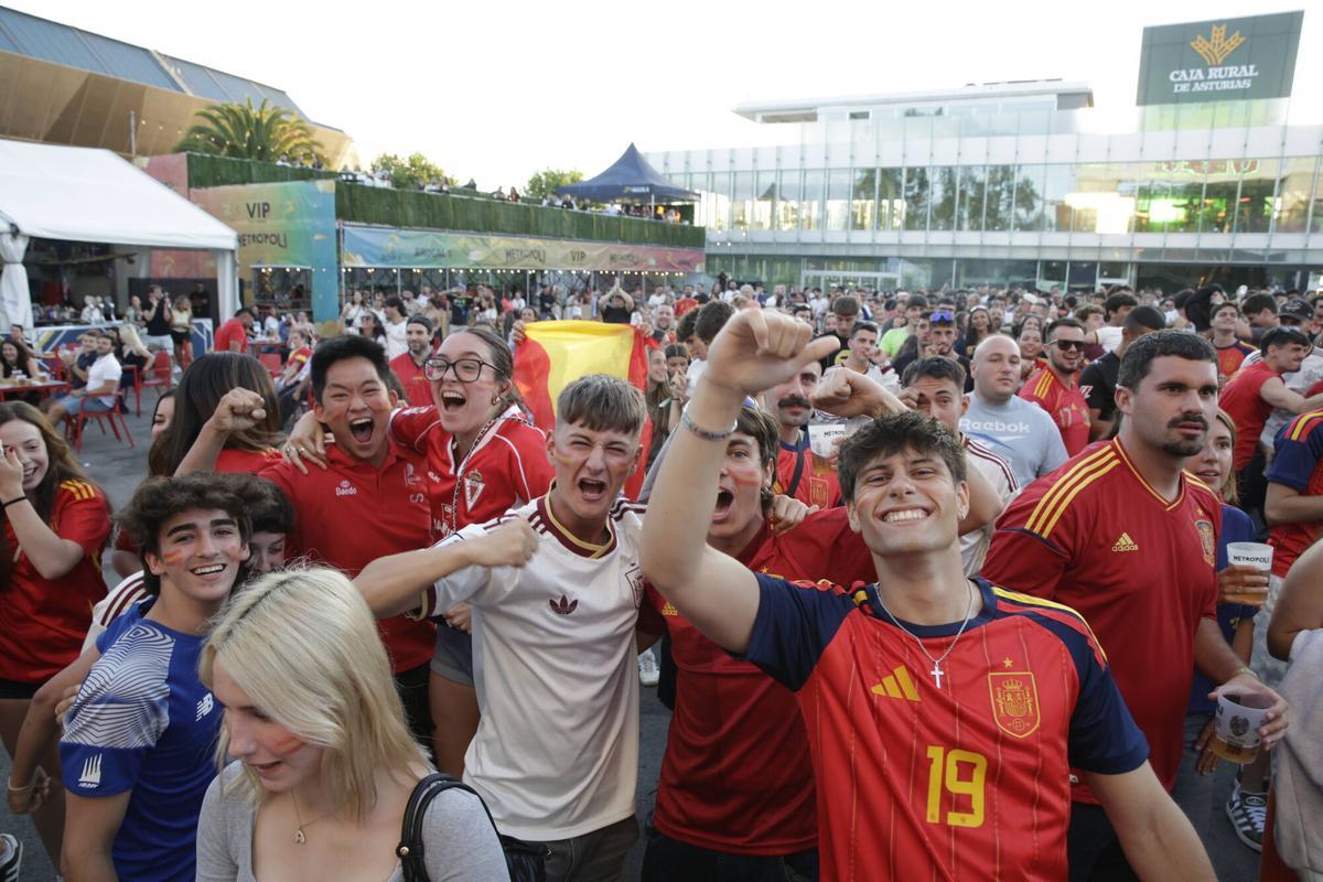 EN IMÁGENES: Metrópoli vibra con el primer paso de España hacia el Mundial