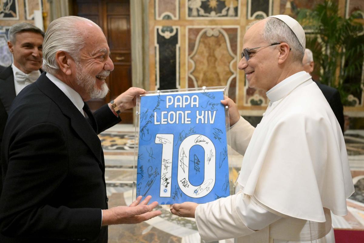 27 May 2025, Vatican, Vatican City: Napoli President Aurelio De Laurentiis (L) gifts Pope Leo XIV (R) a personalized Napoli jersey signed by all players, during a reception at the Vatican, after the team won the Italian Serie A championship. Photo: Simone Risoluti/IPA via ZUMA Press/dpa Simone Risoluti/IPA via ZUMA Pre / DPA 27/05/2025 ONLY FOR USE IN SPAIN. Simone Risoluti/IPA via ZUMA Pre / DPA;sports;religion;belief;Pope receives Italian champions Napoli