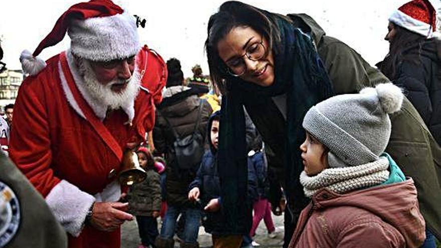 Visita de Papá Noel en la decoración del árbol en Cambre, ayer.