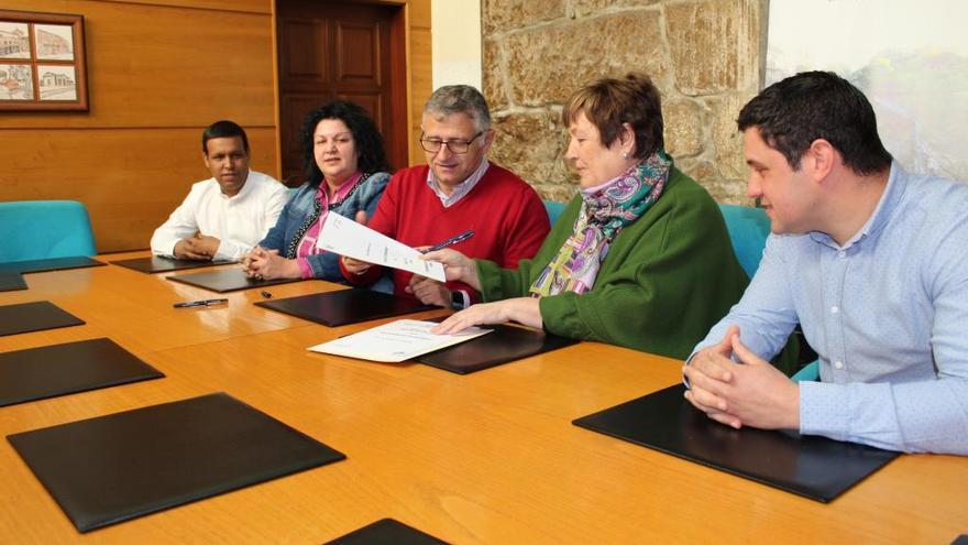 Manuel Cuíña y Maite Isla firman el convenio en presencia de Mohamed Zerga, Pilar Peón y Pablo Romeo.