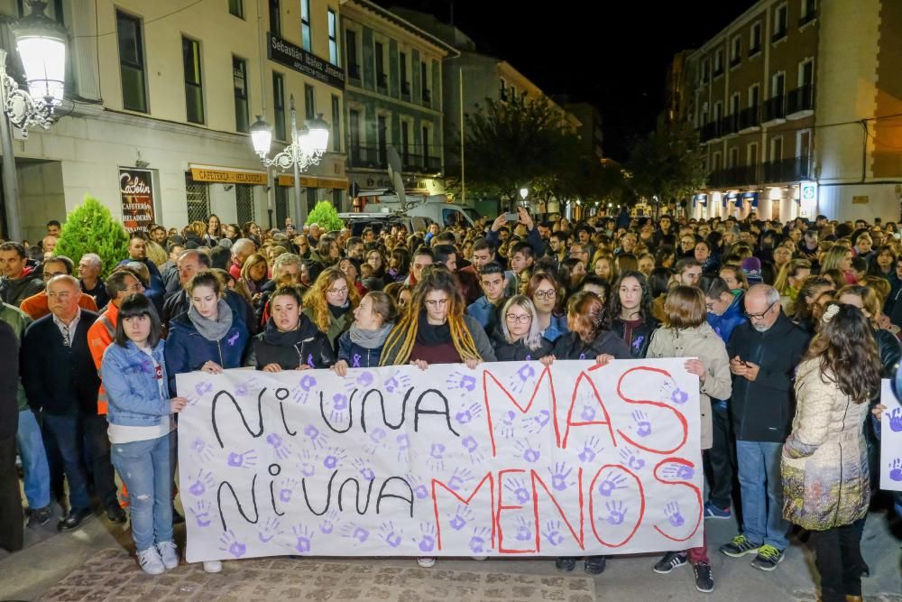 Concentración de repulsa contra la violencia de género celebrada en Elda.