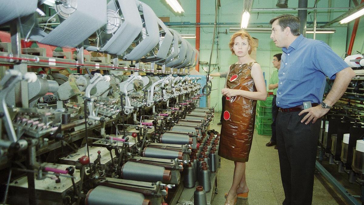 La diseñadora Ágatha Ruiz de la Prada forma parte de la historia de Marie Claire, y visitó las instalaciones de Vilafranca, como en esta ocasión del año 2001.