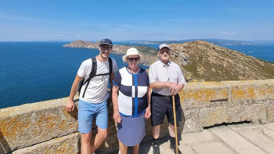 La excursión a las islas Cíes de Mario, Alsira y su nieto Sergio, en un minuto