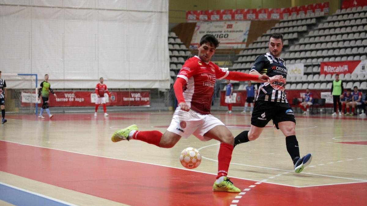 Una acción del partido contra el Mieres.