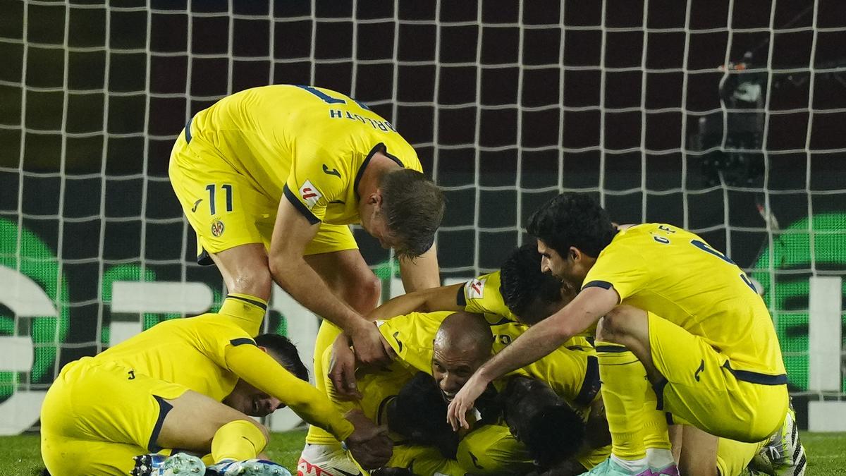 Los jugadores del Villarreal celebran el quinto gol, obra de Morales.