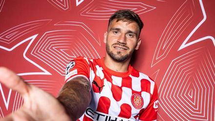 Portu posando con la camiseta de la Champions del Girona