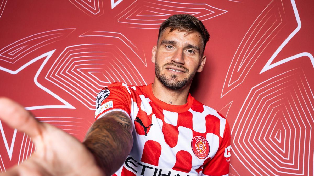 Portu posando con la camiseta de la Champions del Girona