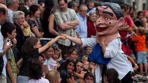 La desfilada de gegants de la Mercè 2010 ha tingut com a protagonista el poeta autor de ’La vaca cega’.