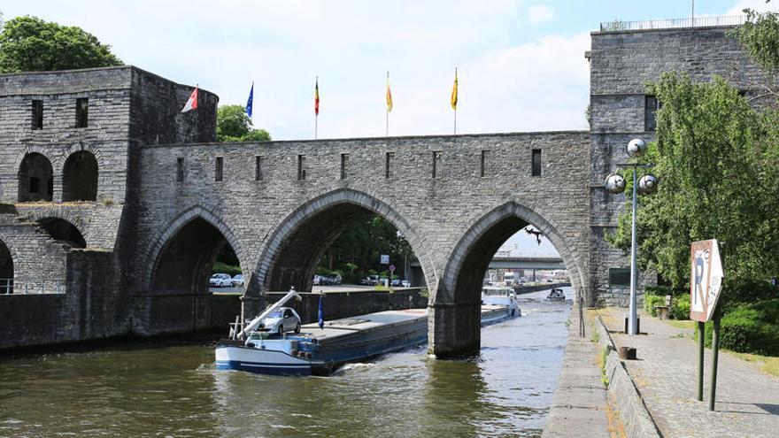 El puente de Tournai, antes de la demolición.