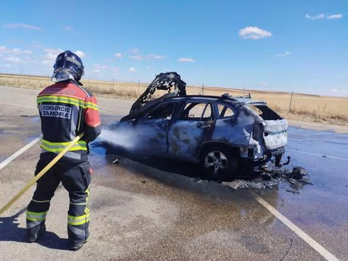 Coche incendiado.