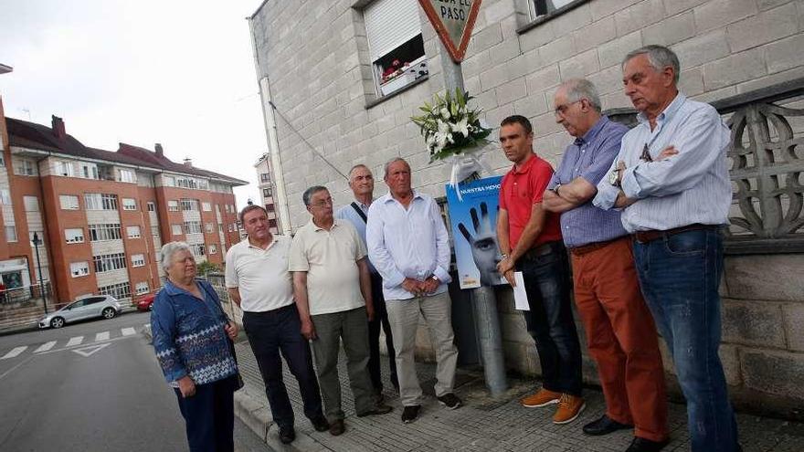 Asistentes al homenaje, ayer, en la calle Miguel Ángel Blanco de Las Vegas.