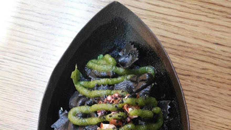 Ensalada negra de pasta con vieiras, wakame, rúcula, albahaca y aliño de tinta de calamar