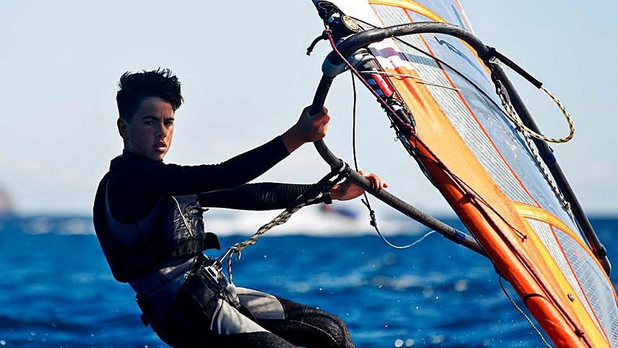 El campeón en la categoría cadete, el formenterense Mateo Jiménez, en primer plano durante el campeonato.