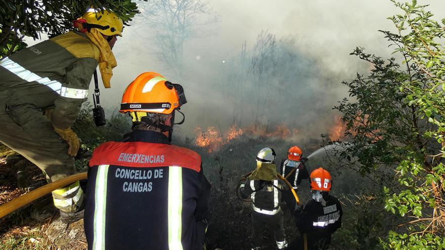 Incendios en Galicia | El incendio de Punta Couso se reproduce y vuelve a amenazar a la urbanización