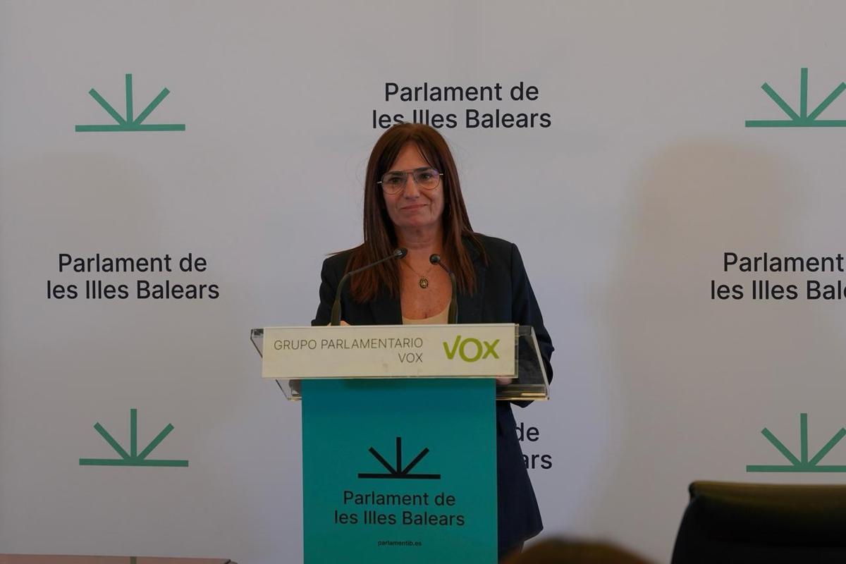 La portavoz de Vox, Manuela Cañadas, esta mañana en la rueda de prensa previa al pleno que se celebra mañana en el Parlament