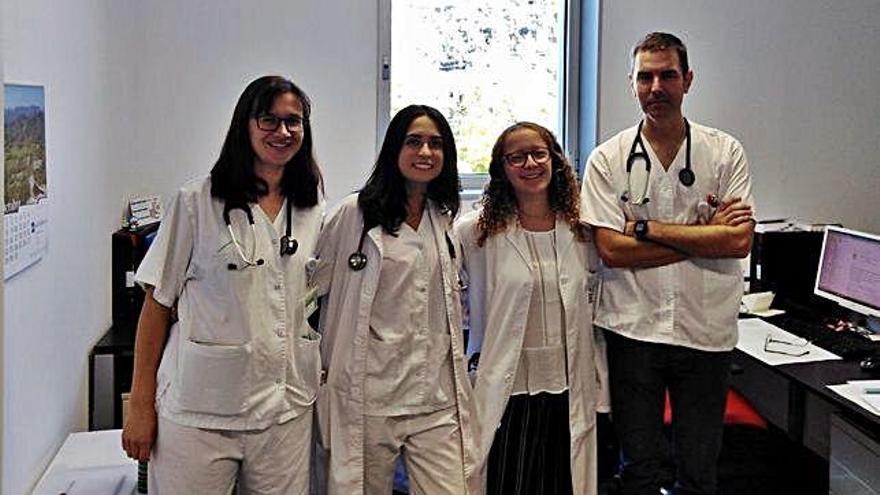 A la foto, els dos col·laboradors docents i metges internistes, Alba Serra i Joan Carles Trullàs; i els dos estudiants, Laura Sinca i Núria Estalrich.