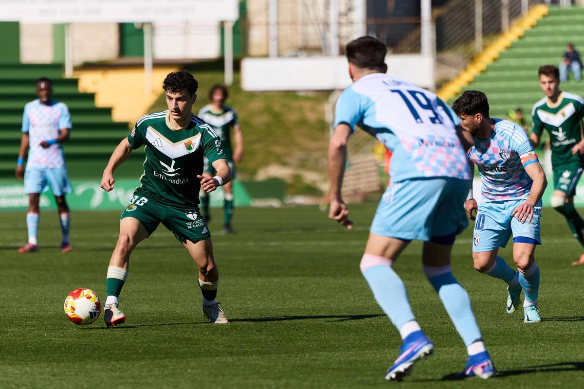 Emi controla el balón durante un partido de esta temporada en el Príncipe Felipe.