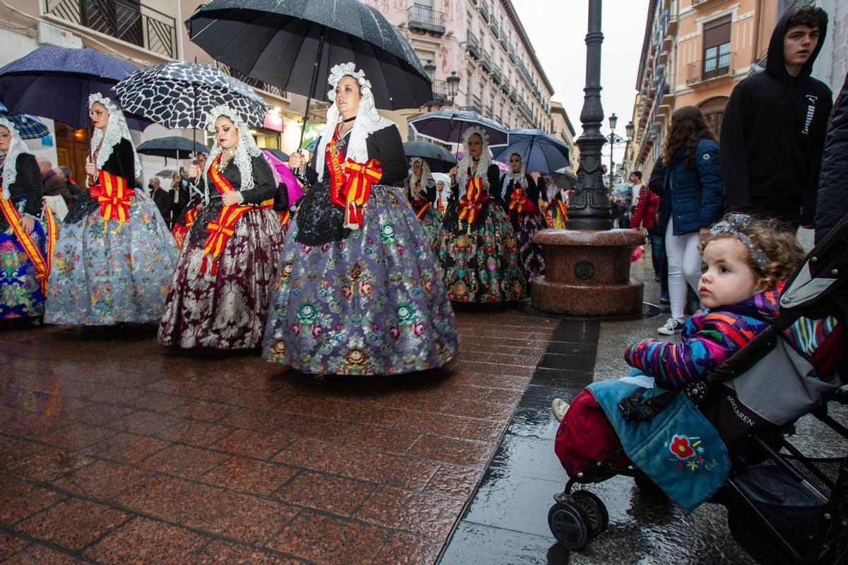 Las Hogueras se promocionan bajo la lluvia en Zaragoza Las Hogueras se promocionan bajo la lluvia en Zaragoza