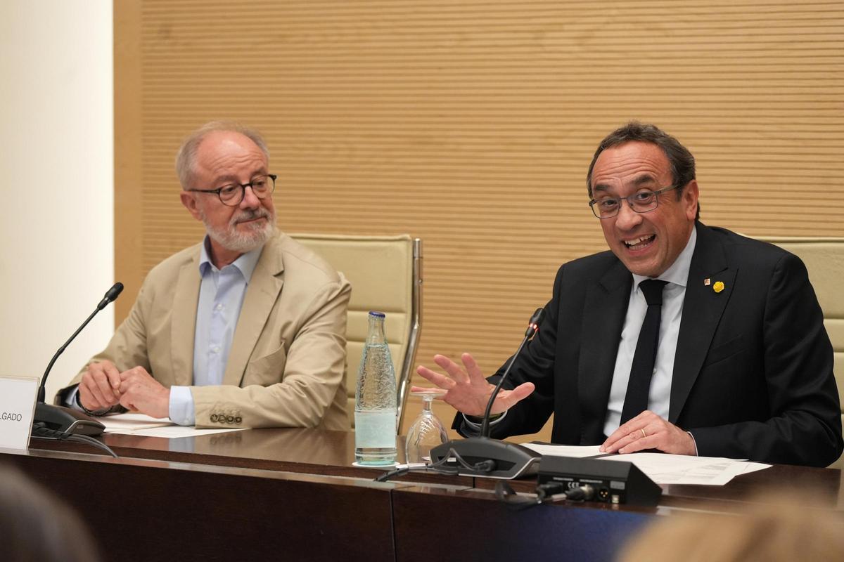 El president del Parlament, Josep Rull, i el president del Consell de Treball Econòmic i Social de Catalunya, Ciriaco Hidalgo, al Parlament.