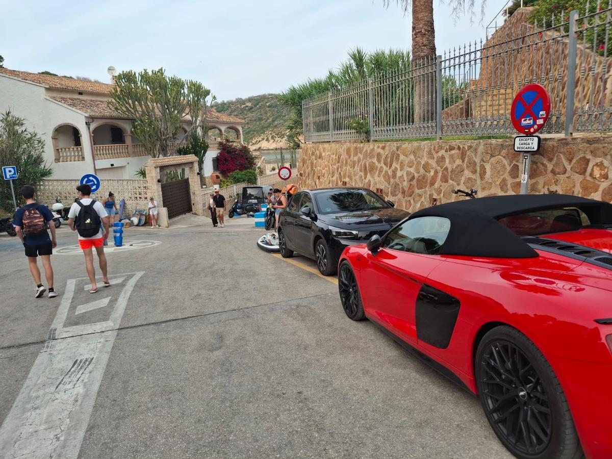 Un flamante descapotable aparcado en la entrada a la cala