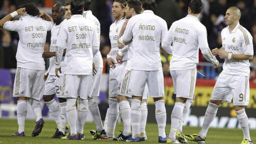 Los jugadores del Real Madrid, con camisetas en apoyo de Muamba y Abidal.