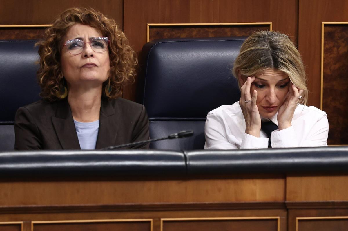 La vicepresidenta primera y ministra de Hacienda, María Jesús Montero y la vicepresidenta segunda y ministra de Trabajo, Yolanda Díaz, este miércoles en el Congreso.