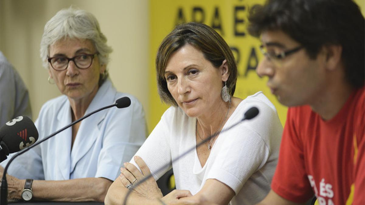 Carme Forcadell, en el centro, durante una rueda de prensa el pasado agosto.