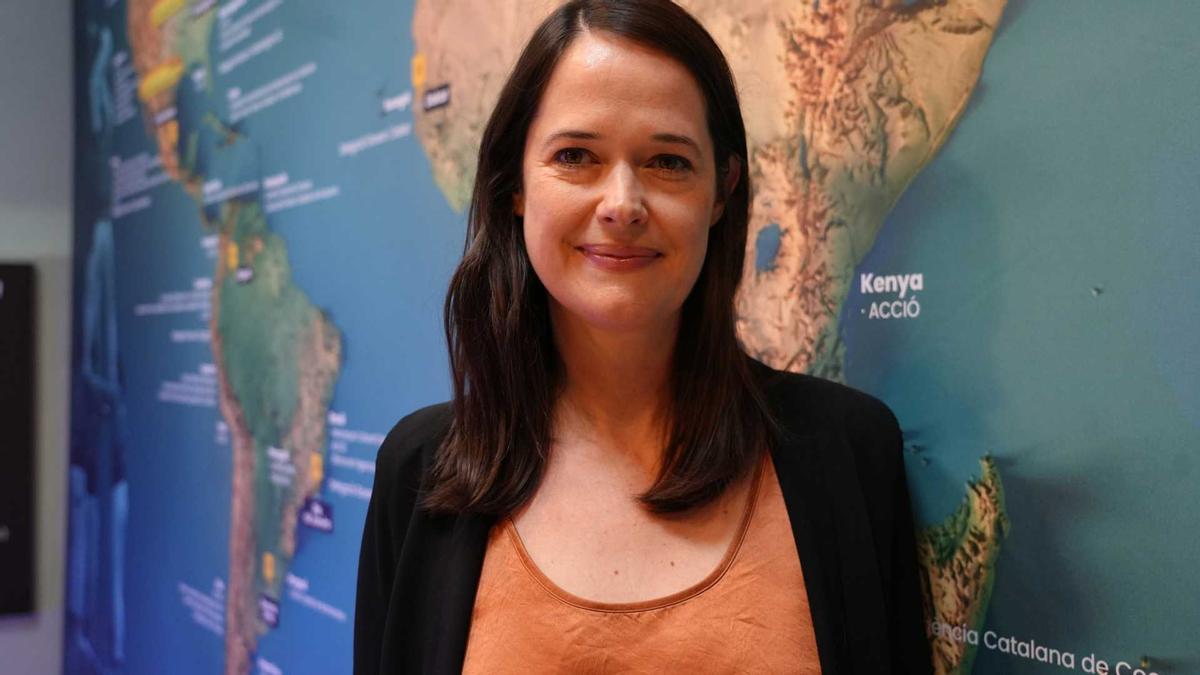 La periodista i escriptora Sophie Gilbert presentant el seu llibre 'Noia contra noia'.