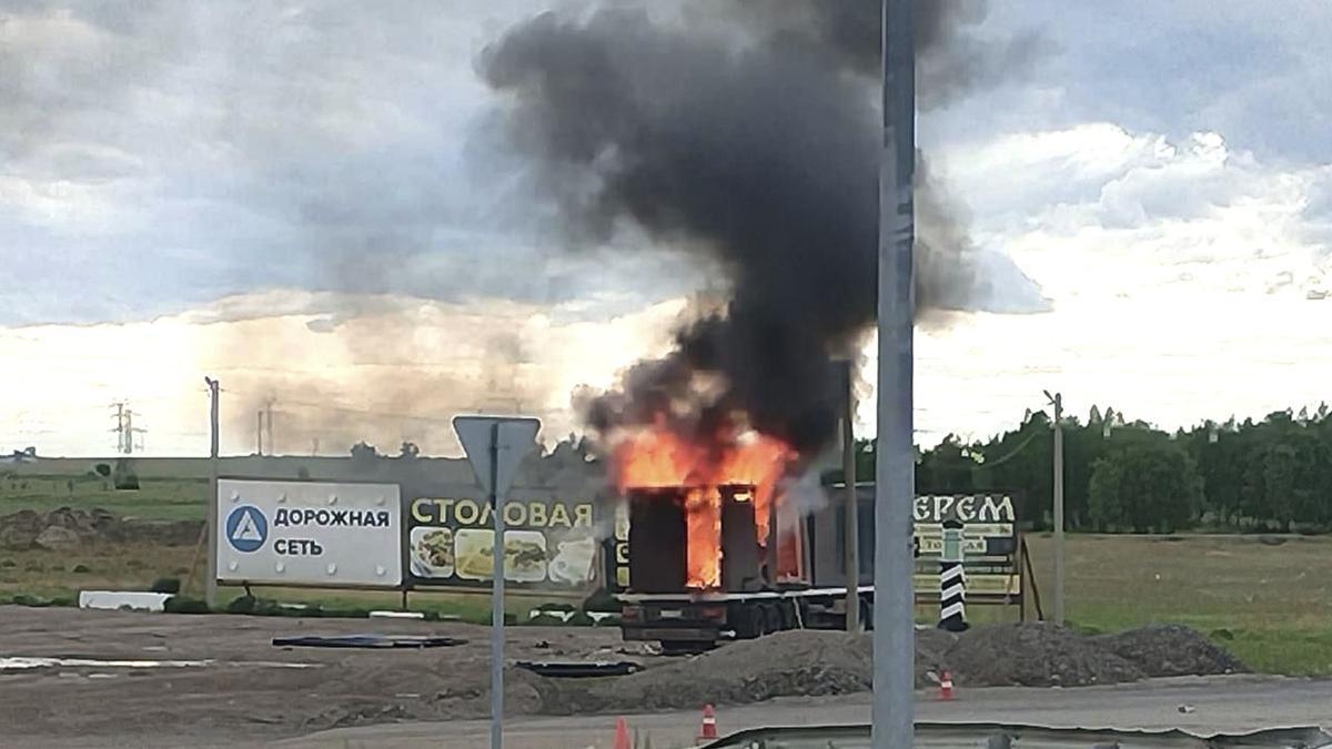 Un camión utilizado para el transporte secreto de drones, ardiendo en la región de Irkutsk.