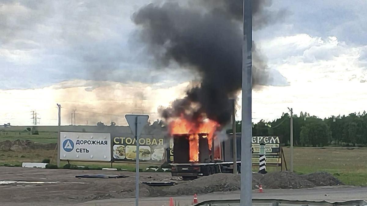 Un camión utilizado para el transporte secreto de drones, ardiendo en la región de Irkutsk.
