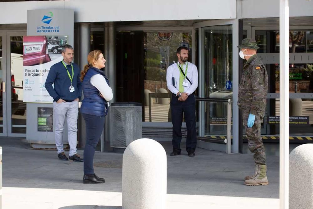 Los militares limpian y desinfectan el aeropuerto de Ibiza