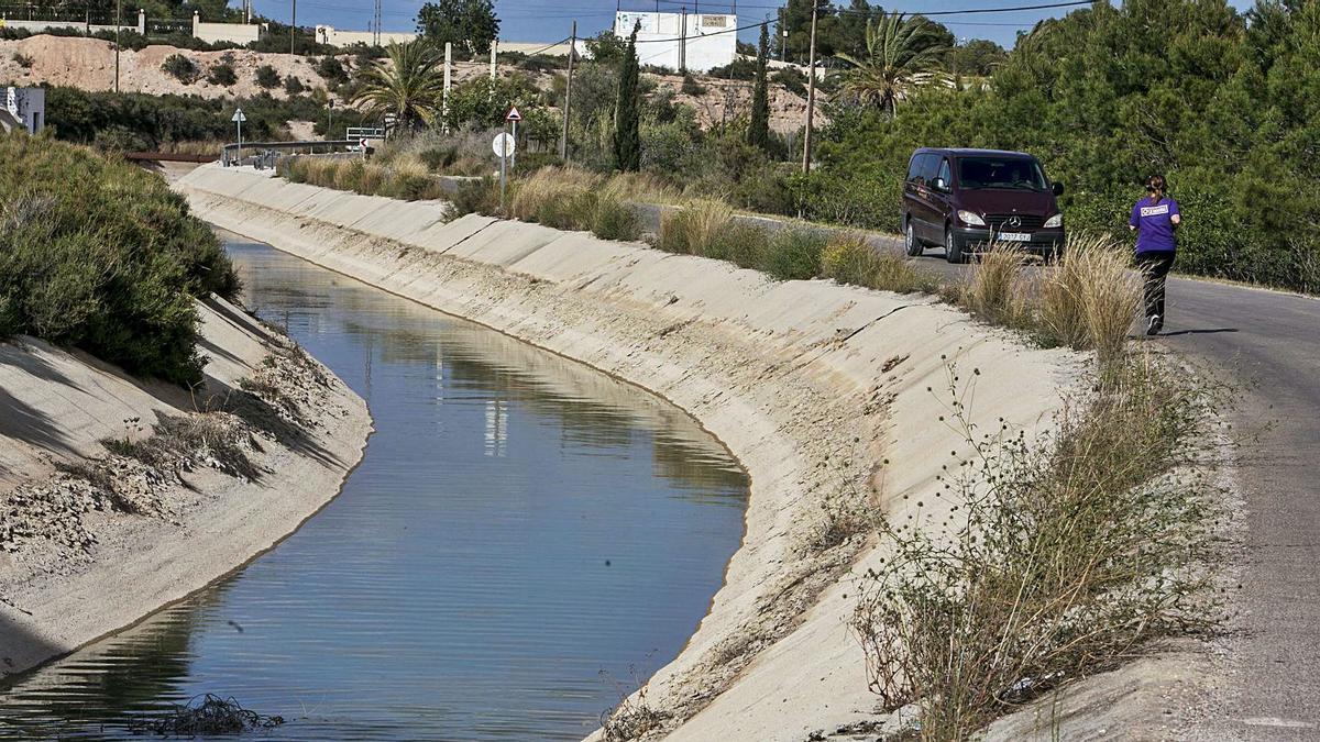 Imagen de uno de los canales para distribuir el agua del Tajo-Segura en el Campo de Elche.