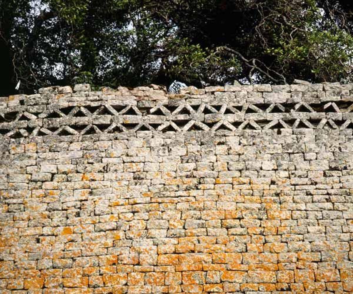 Detalle de la estructura superios de la muralla de Gran Zimbabwe.