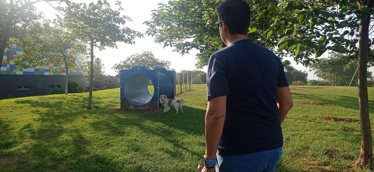 Maribel Sancho, junto a su mascota, Leo, en el nuevo centro de esparcimiento canino de Censal, este martes por la mañana.