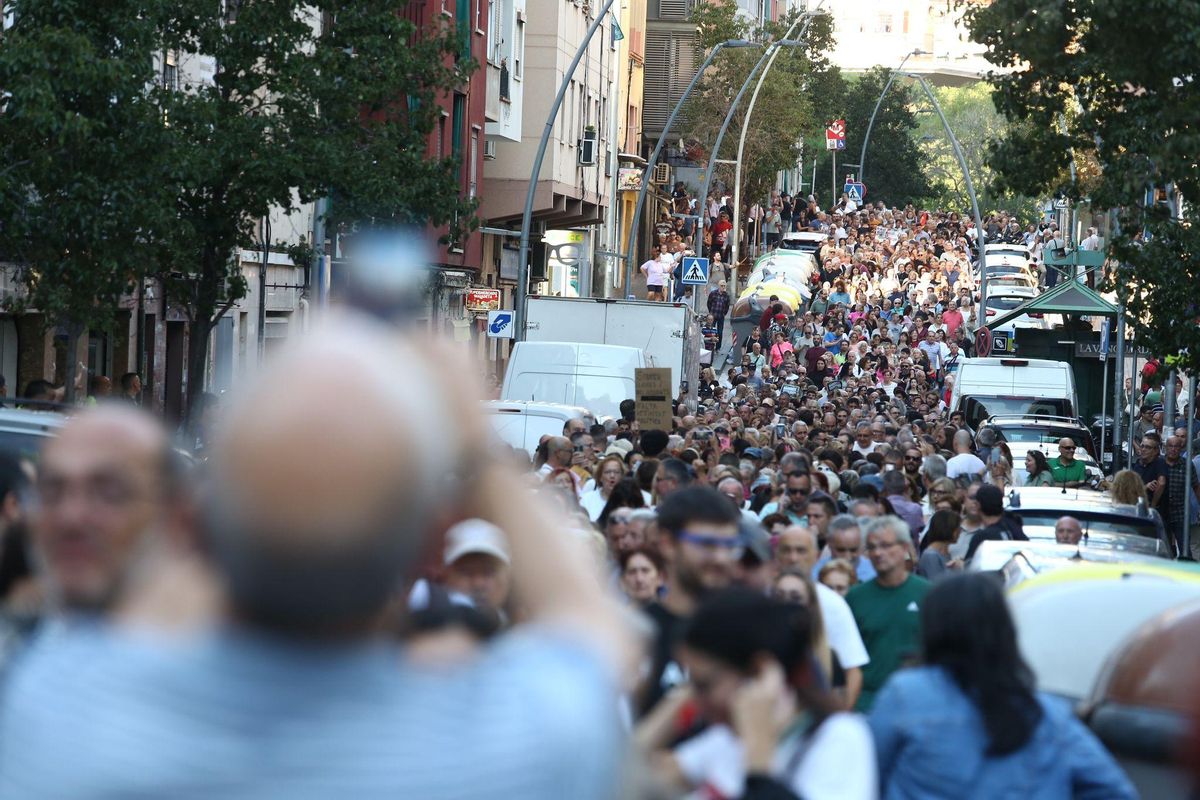 Vecinos de LHospitalet y Esplugues se manifiestan para reclamar más seguridad en sus ciudades.