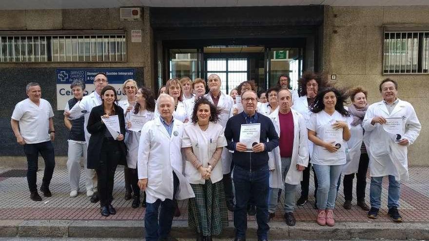 Protesta, ayer, de los trabajadores del centro de salud de San Xosé en A Coruña.